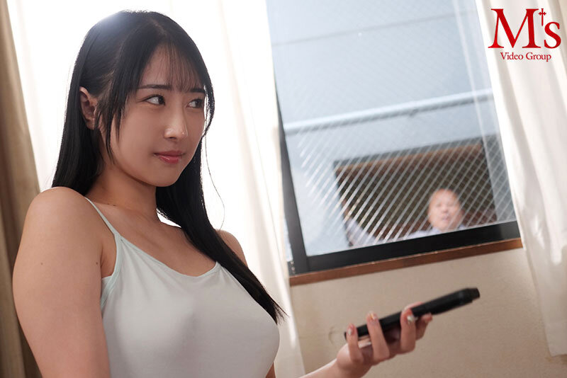 男なら絶対断れない！ とてつもなくいやらしい下着姿で中年おやじに見せつけ誘惑してくる向かいの部屋の露出狂お姉さん 小野坂ゆいか 1