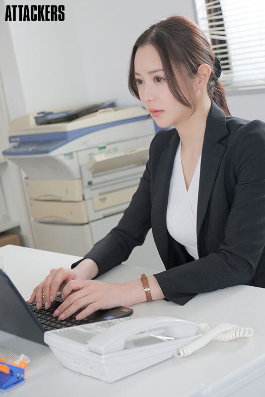 無能な部下にクリトリスを「吸うやつ」で下半身ガクガクになるまでイカされ続けた女上司 白峰ミウ 2