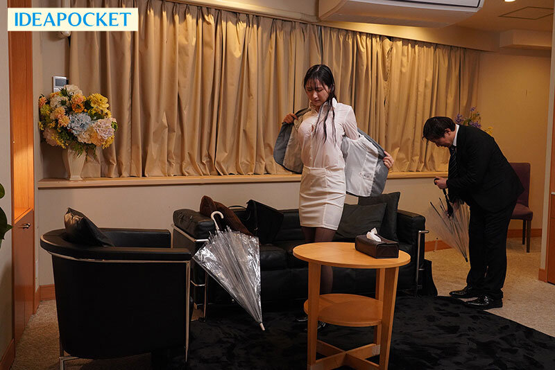 出張先が記録的豪雨で童貞部下と突然相部屋に…雨で濡れた身体に興奮した部下に襲われ朝まで9発のびしょ濡れ絶倫性交 役野満里奈 2