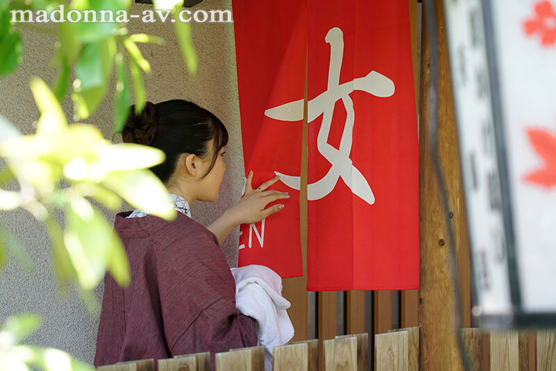 妻にタオル1枚だけ渡して、変態男が集う男湯に入らせてみましたー。 一乃あおい 1