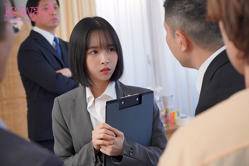 もう23歳なのに童顔なばかりに全裸よりも恥ずかしいジュニア水着のモデルをさせられて… 日向なつ 1