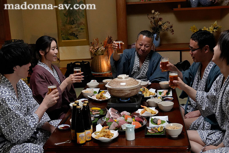 中途の人妻社員が肉便器と化すまで、部署全員で輪姦し続ける温泉旅行。 宮下華奈 1