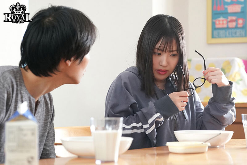 僕の姉は地味で控えめですが、眼鏡を外すと、絶世の美女で我慢できず迫ったら素股からの生挿入で初中出しをさせてくれました。 夕木こいろ 1