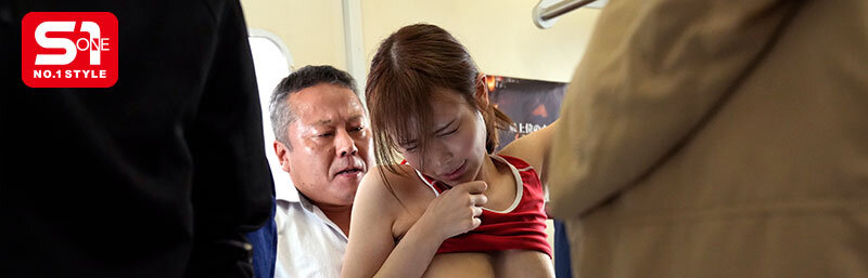 制服から覗く異様に長い手脚と規格外の170cm高身長は公衆の面前で痴漢沼に晒される 渡部ほの 10